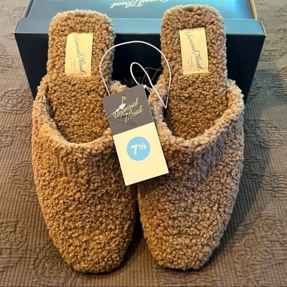 Universal Thread Shoes - MARGO Memory Foam Slides